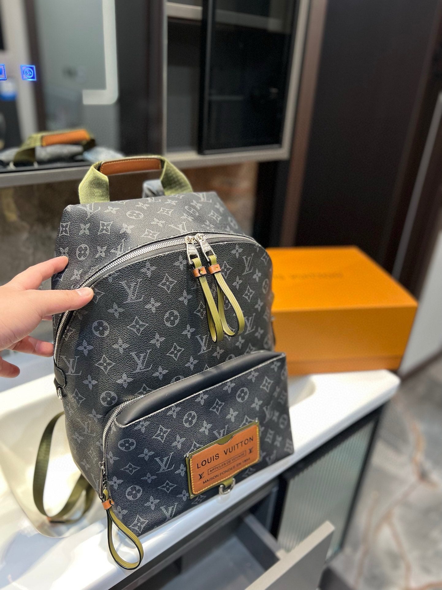 Louis new arrival backpack bag size: 28*37 cm