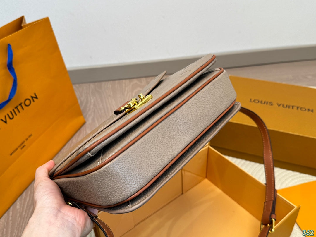 Louis 2024 new arrival Pochette bag size: 24 * 18 cm