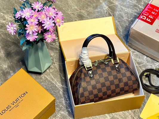 Louis new arrival size：23 * 13 cm