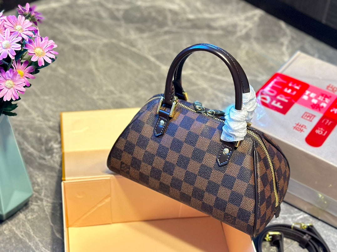 Louis new arrival size：23 * 13 cm