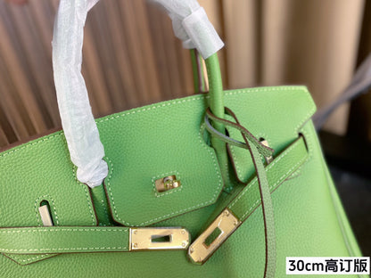 Her birkin new arrival bag green