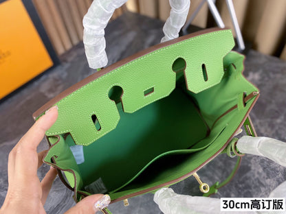 Her birkin new arrival bag green