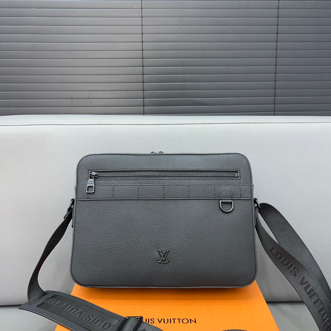 Louis new arrival men and women bag size: 22 x 29cm