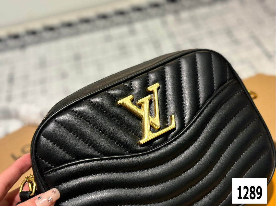 Louis new arrival wave bag size: 23 cm