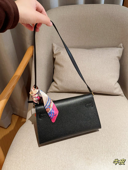 Her Kelly elan hobo bag size: 25*15*7 cm