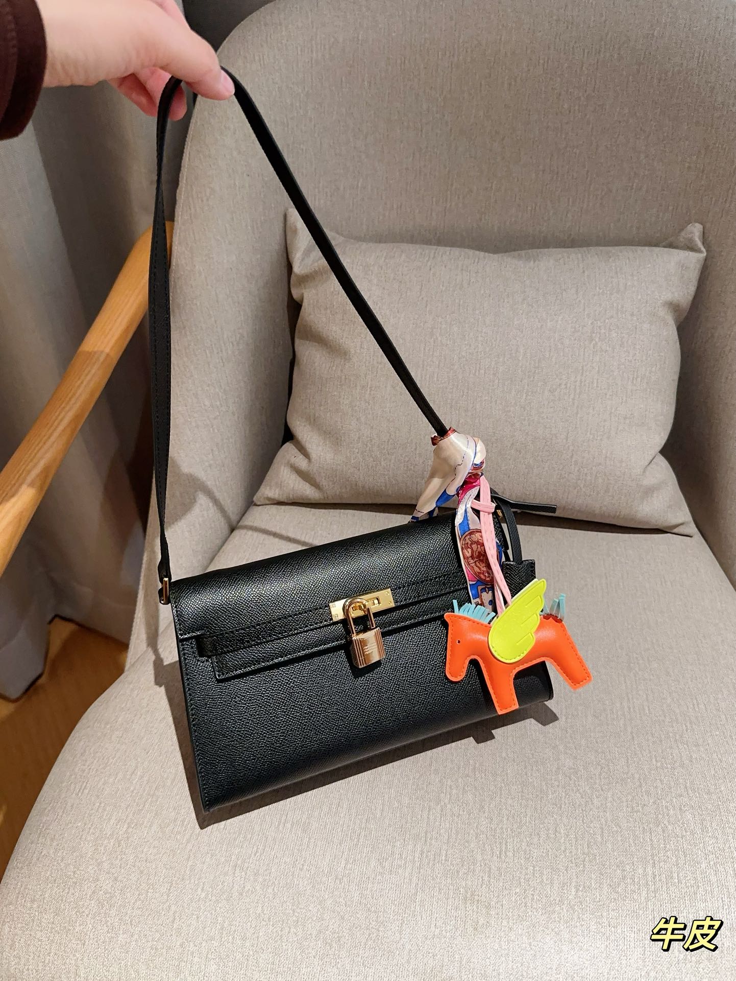 Her Kelly elan hobo bag size: 25*15*7 cm