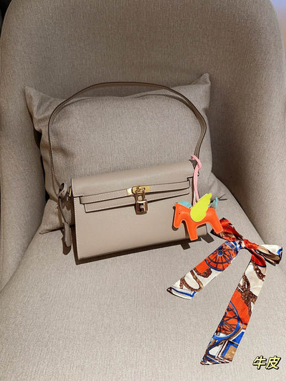 Her Kelly elan hobo bag size: 25*15*7 cm