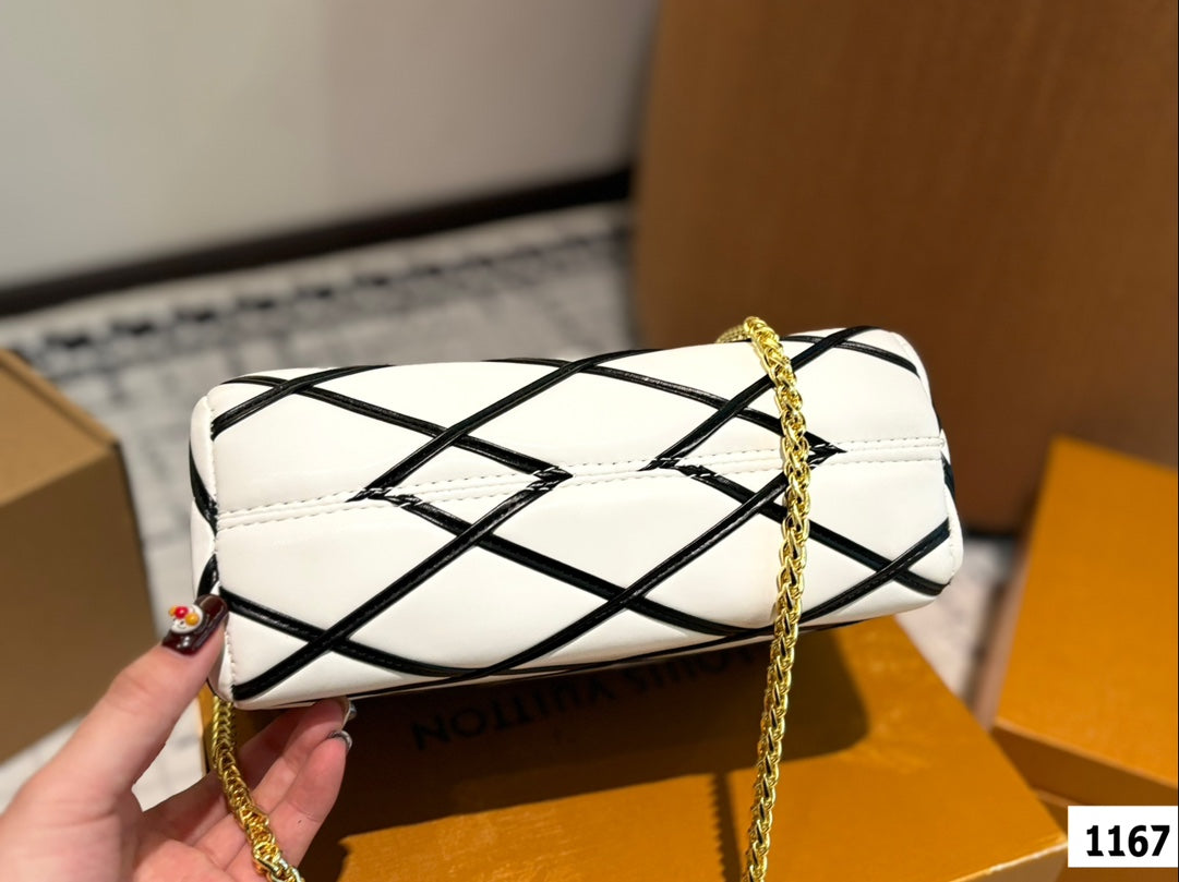 Louis new arrival Twist bag size: 22*13 cm