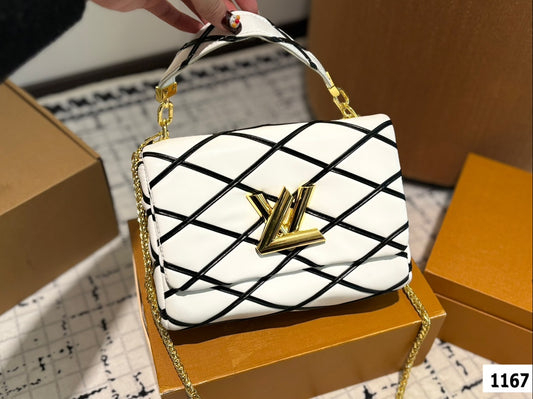 Louis new arrival Twist bag size: 22*13 cm