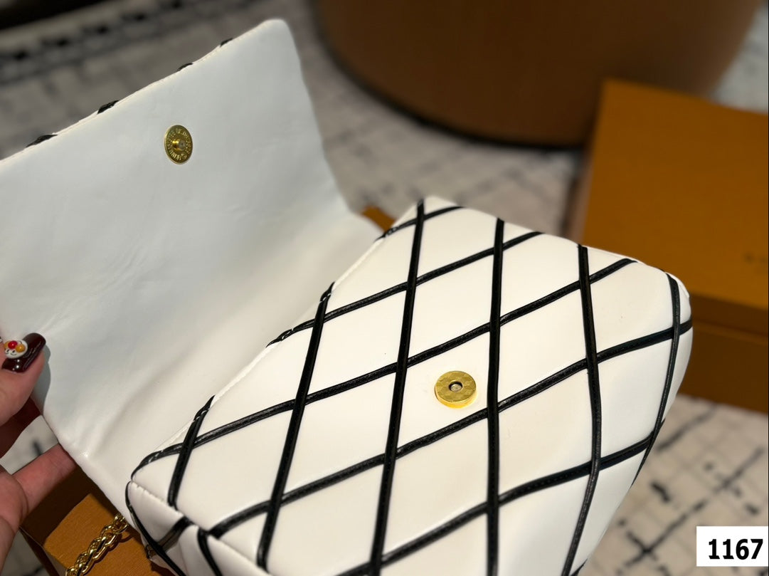 Louis new arrival Twist bag size: 22*13 cm