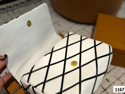 Louis new arrival Twist bag size: 22*13 cm