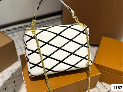 Louis new arrival Twist bag size: 22*13 cm