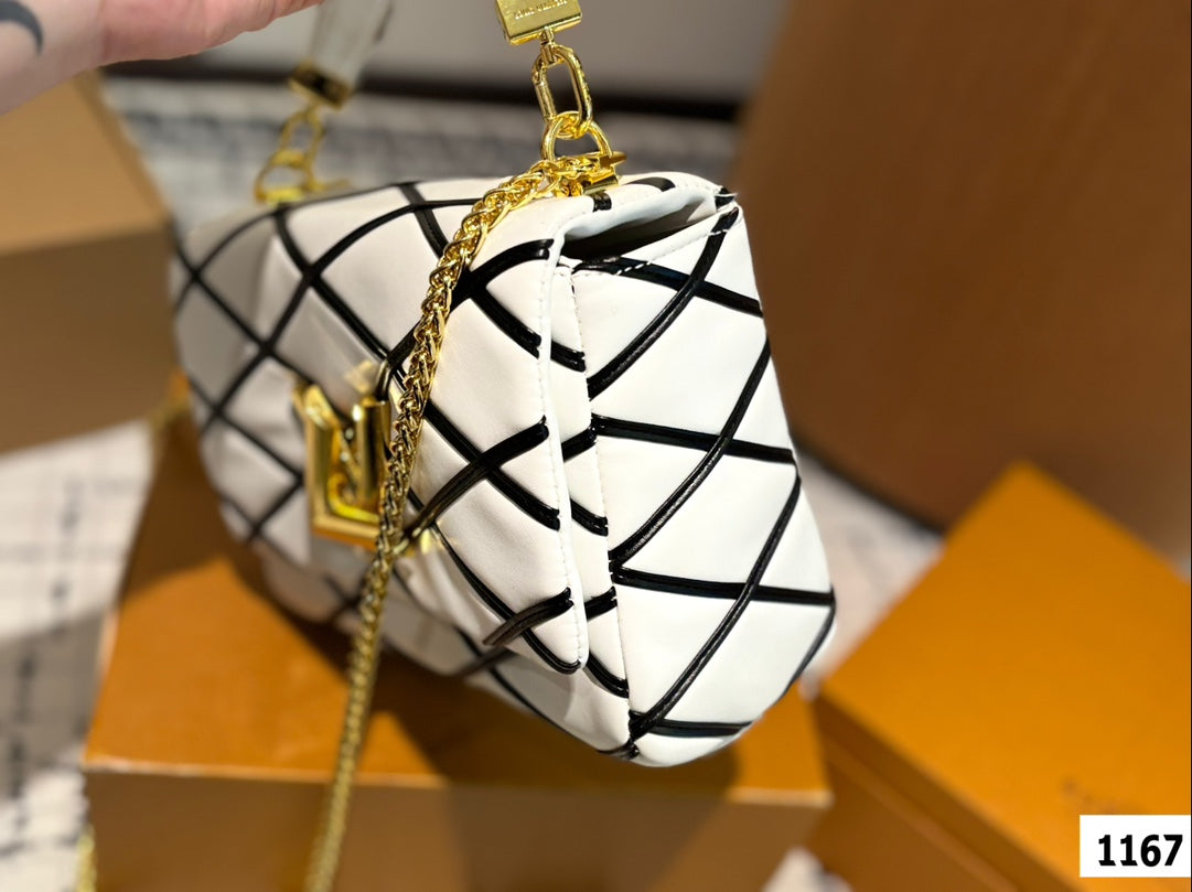 Louis new arrival Twist bag size: 22*13 cm