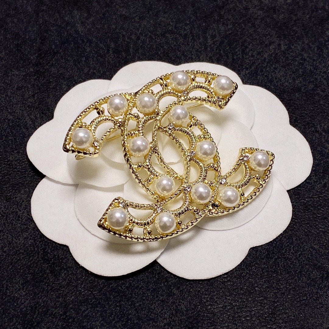 Cc brooch 0067