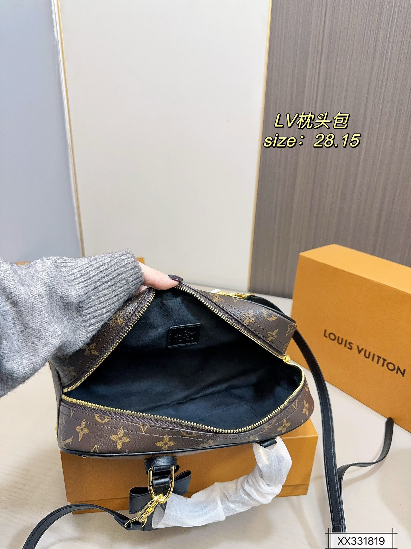 Louis new arrival bag size；28*15 cm