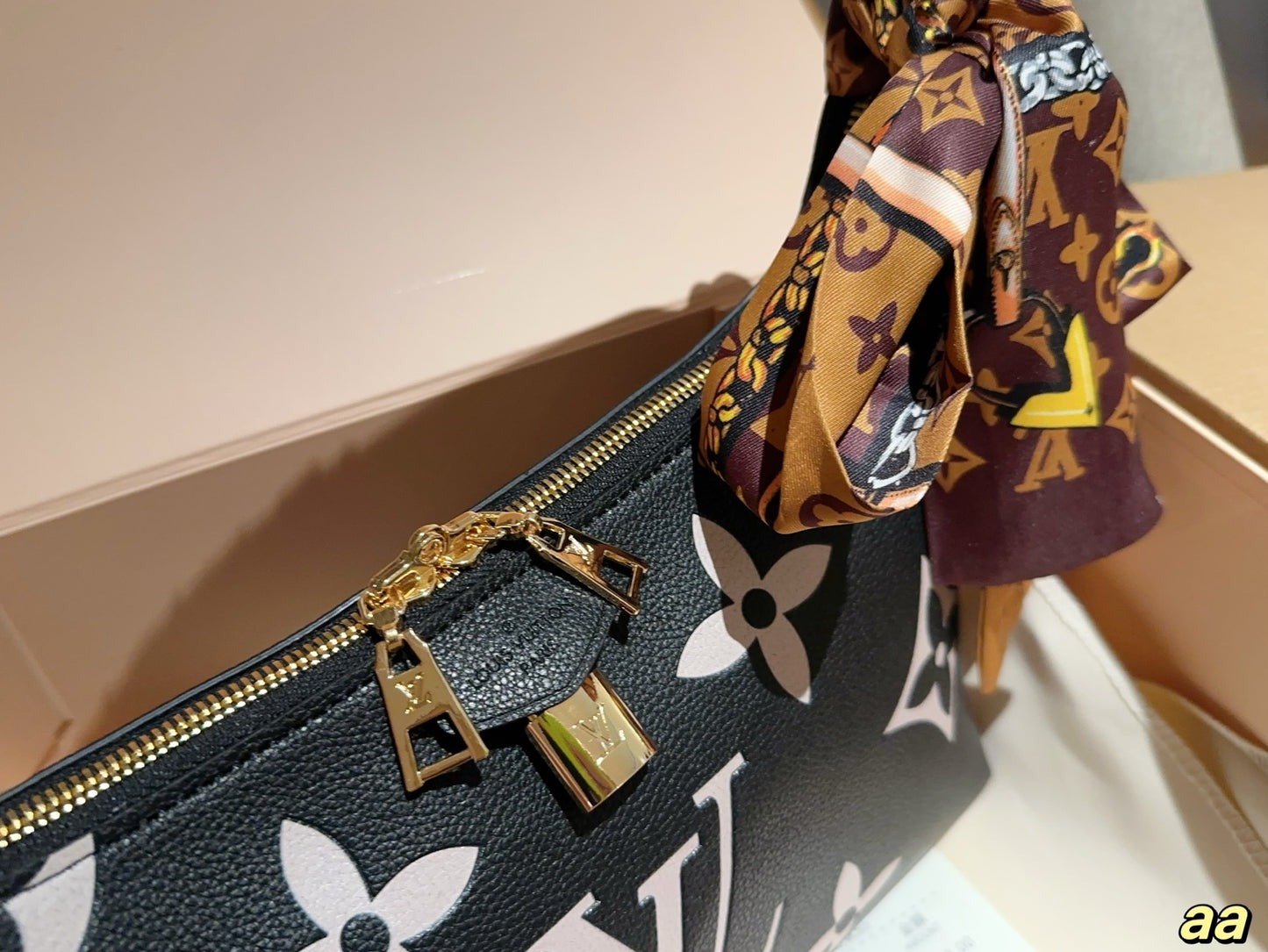 Louis new arrival hobo lock bag size:28*18*10 cm