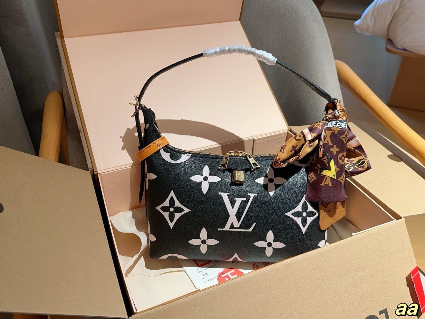 Louis new arrival hobo lock bag size:28*18*10 cm