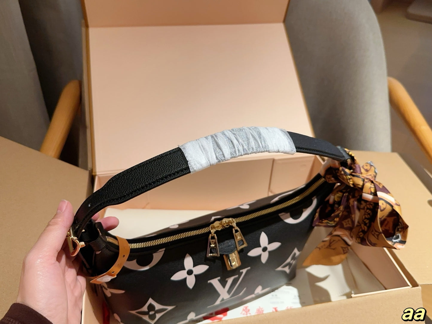 Louis new arrival hobo lock bag size:28*18*10 cm