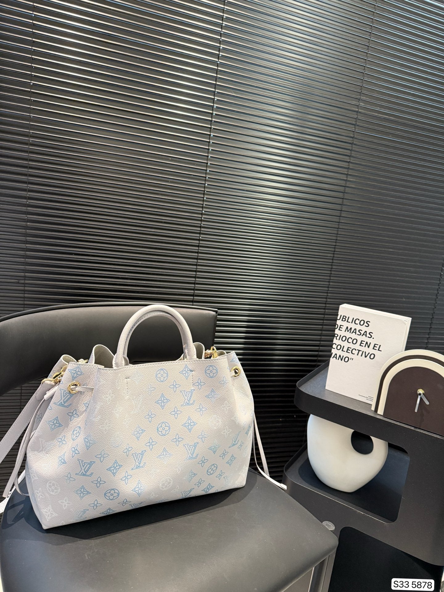 Louis new arrival  bella bag size: 33 * 24 cm