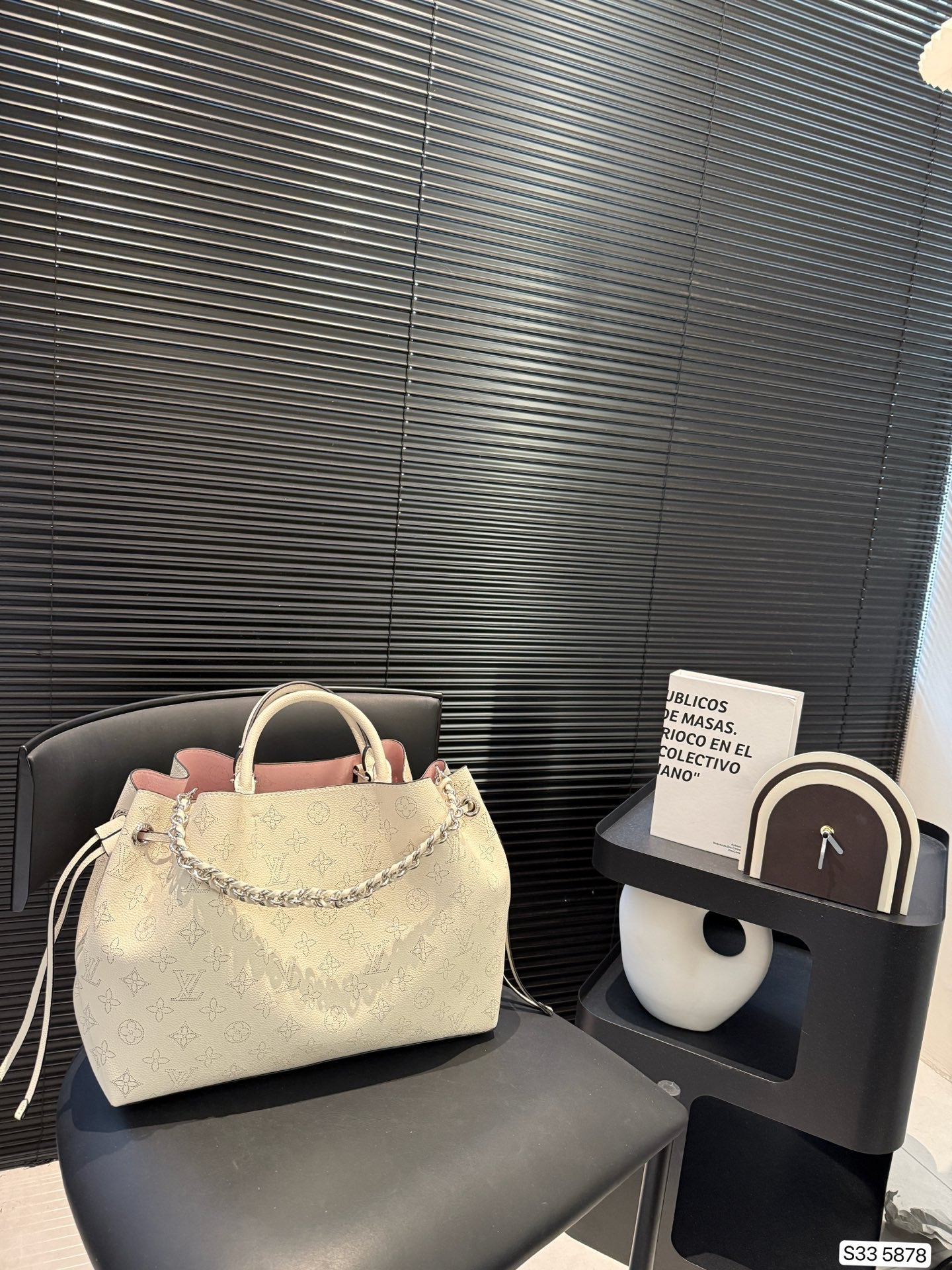 Louis new arrival  bella bag size: 33 * 24 cm