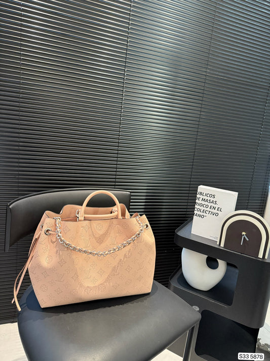 Louis new arrival  bella bag size: 33 * 24 cm