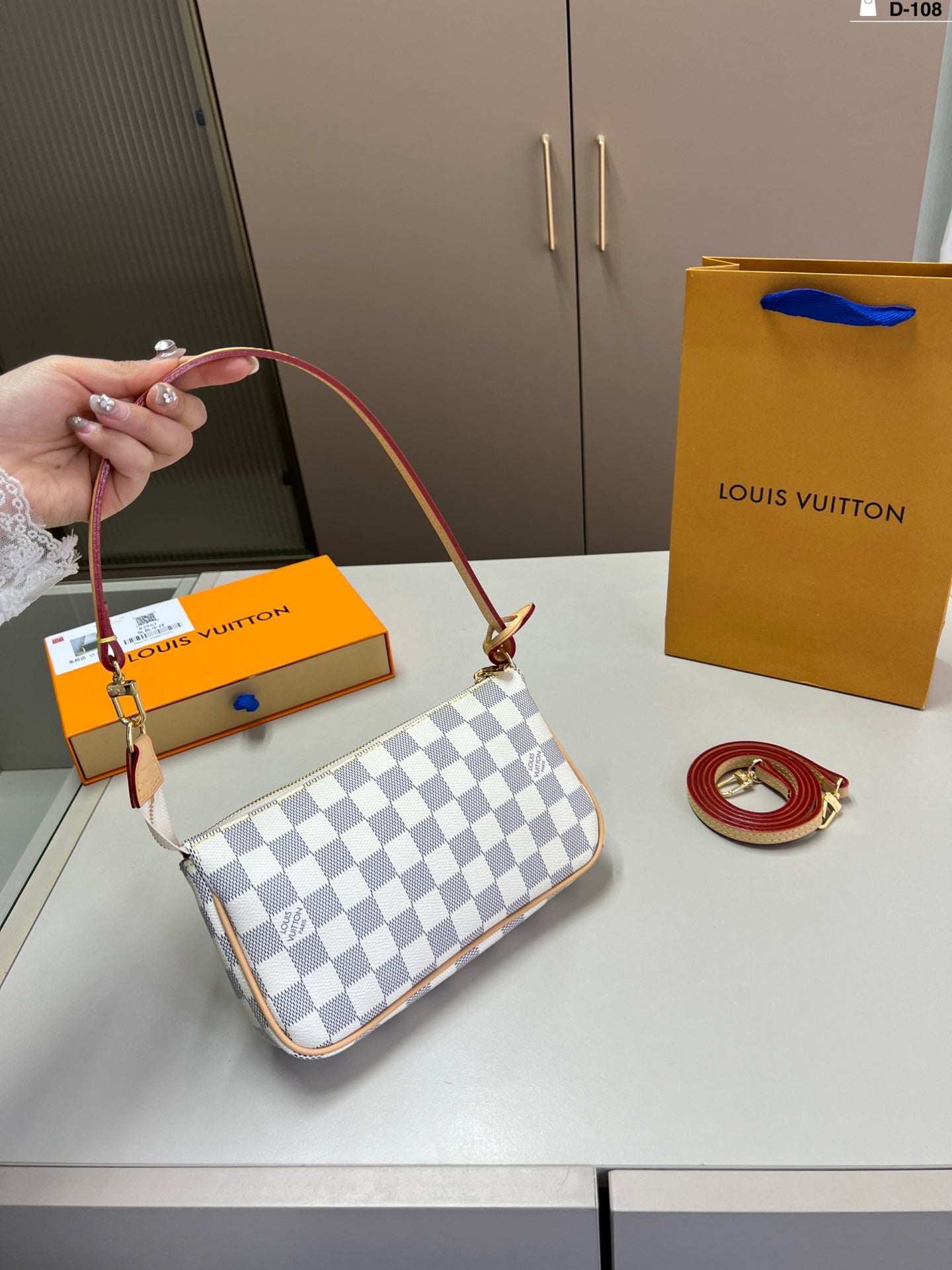 Louis new arrival IVY bag size: 21*12 cm