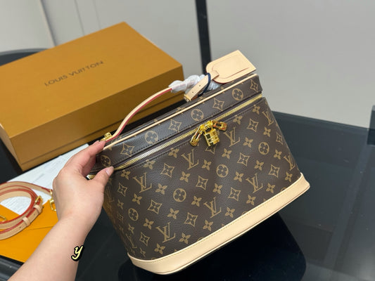Louis new arrival make up bag size:30.21cm