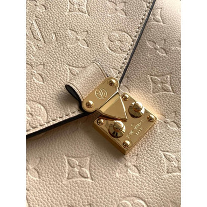 L-bag Size: 25 x 19 x 7 cm