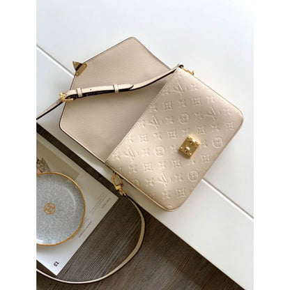 L-bag Size: 25 x 19 x 7 cm